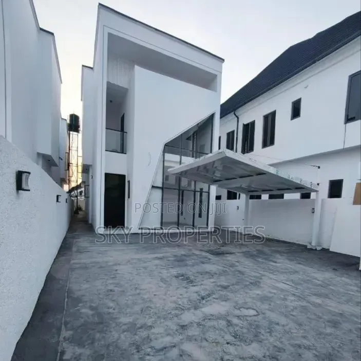 5bdrm Duplex in Vgc, Ikota for sale in Ikota