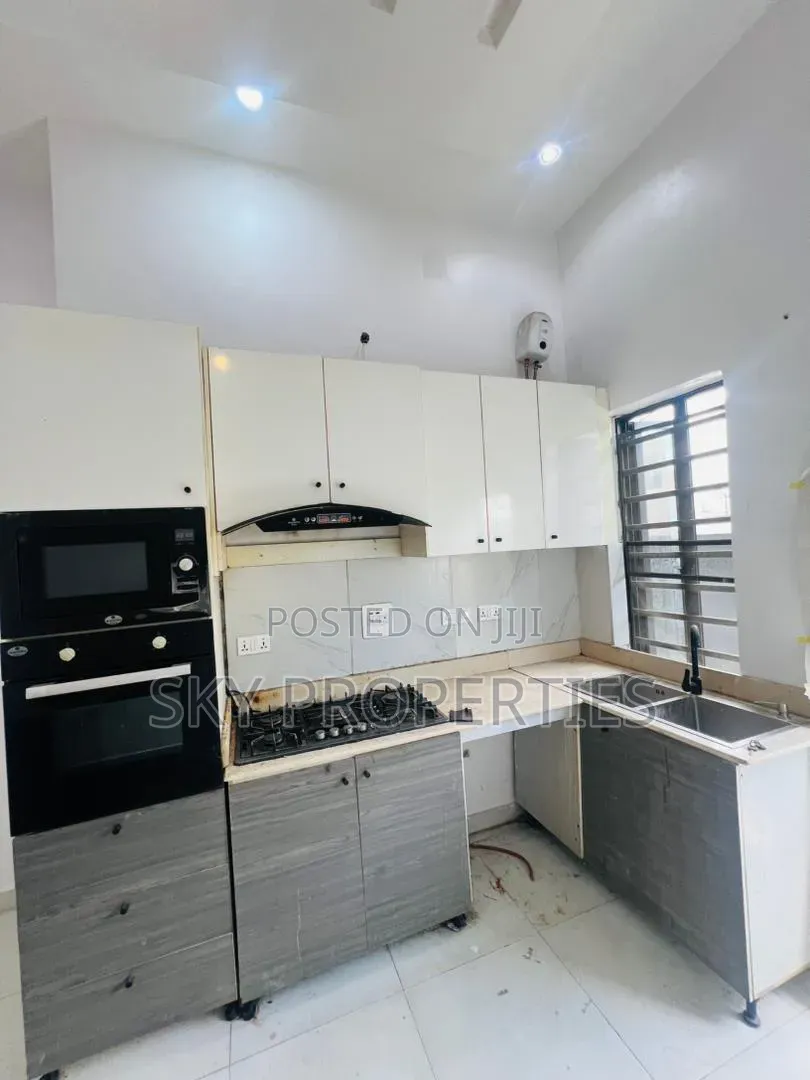 4bdrm Duplex in Orchid Road, Agungi for sale in Agungi