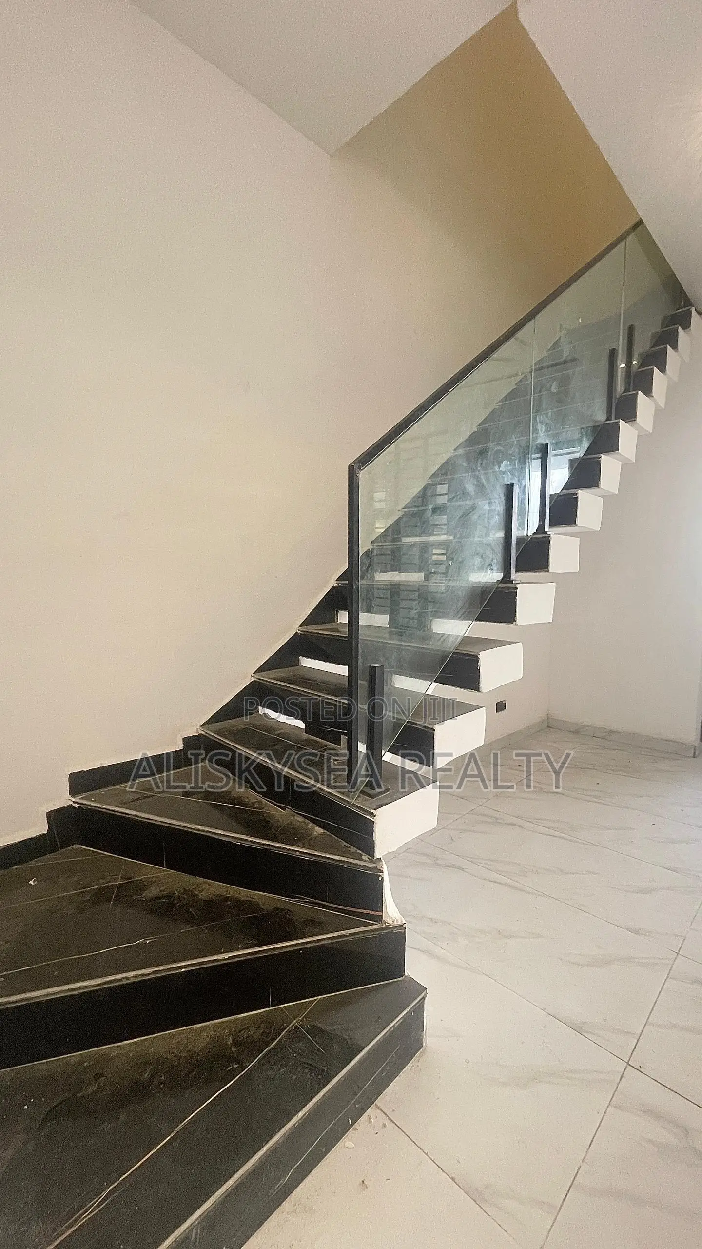 3bdrm Townhouse/Terrace in Ikota for sale in Ikota