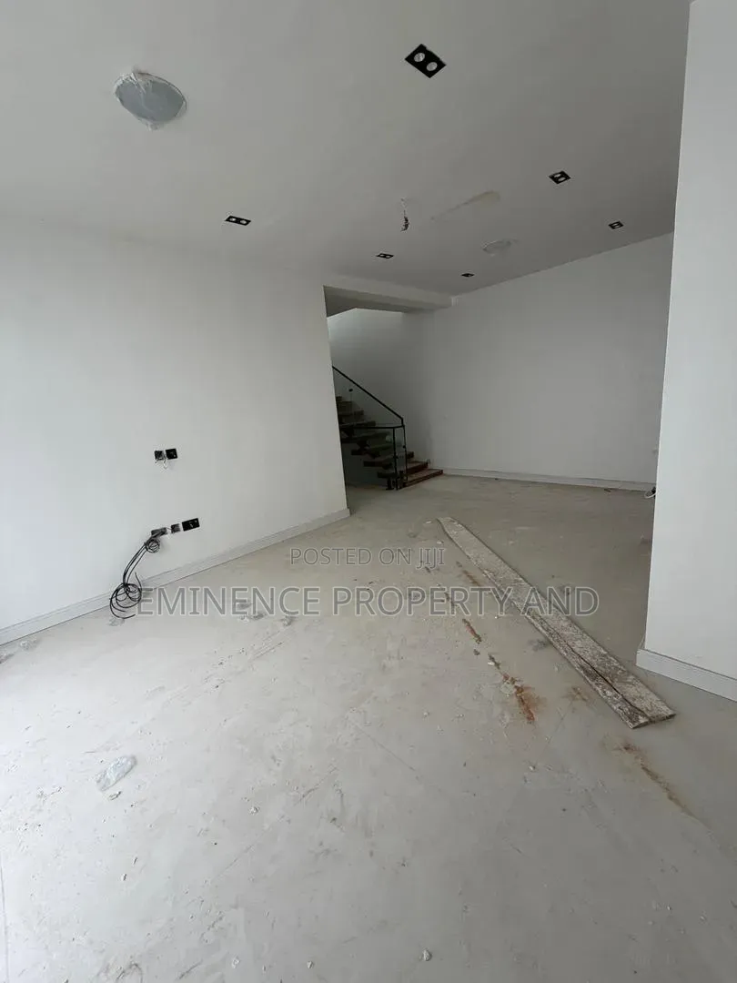 5bdrm Duplex in Cowrie Creek, Ikate for rent in Ikate
