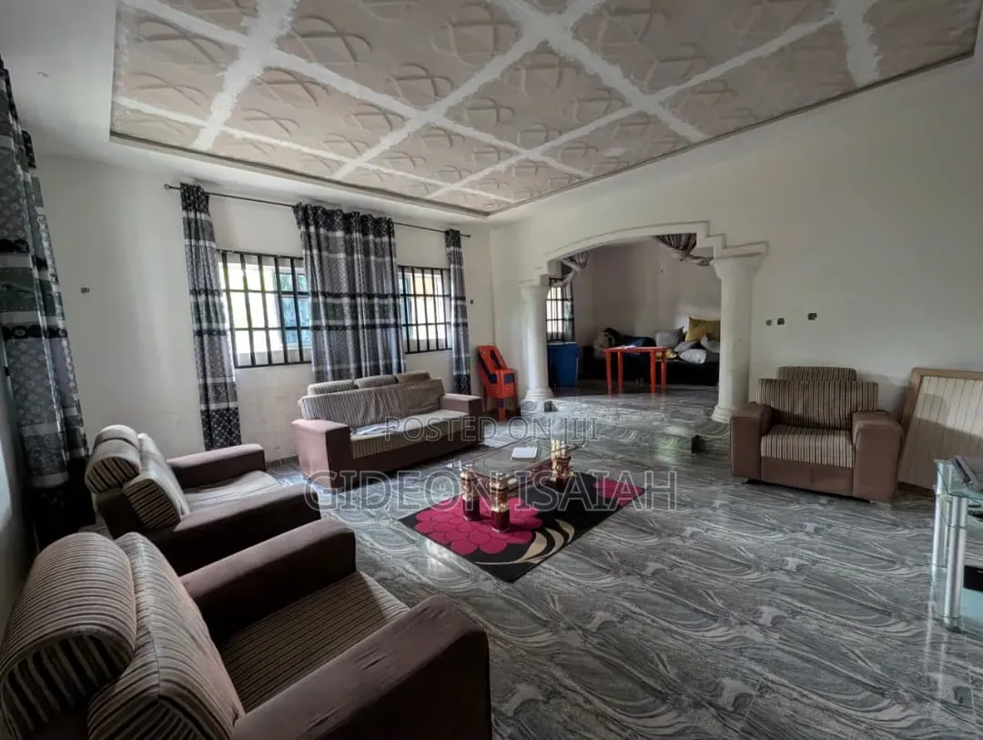 4bdrm Bungalow in Idoro Road, Uyo for sale in Uyo