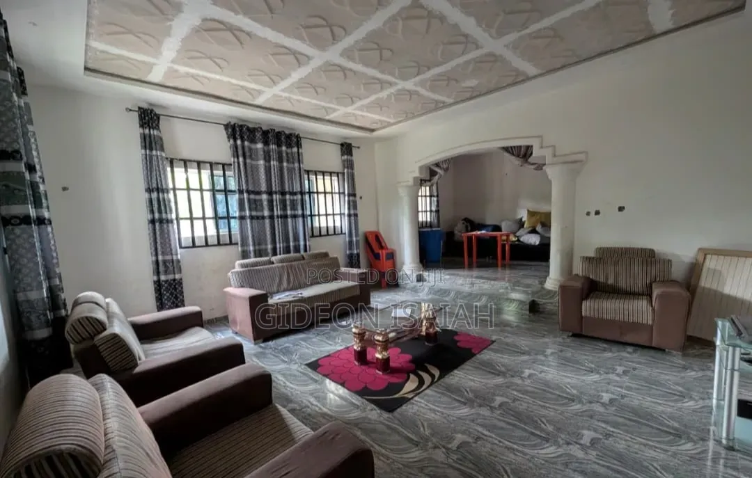 4bdrm Bungalow in Idoro Road, Uyo for sale in Uyo