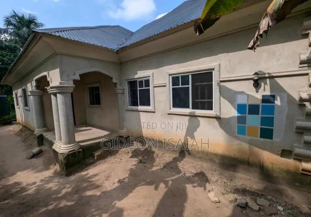 4bdrm Bungalow in Idoro Road, Uyo for sale in Uyo