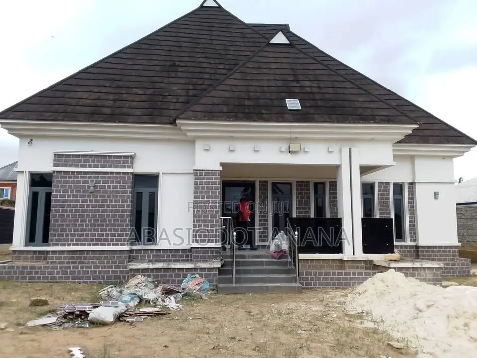 4bdrm Bungalow in Behind Comfort Fm, Uyo for rent in Uyo