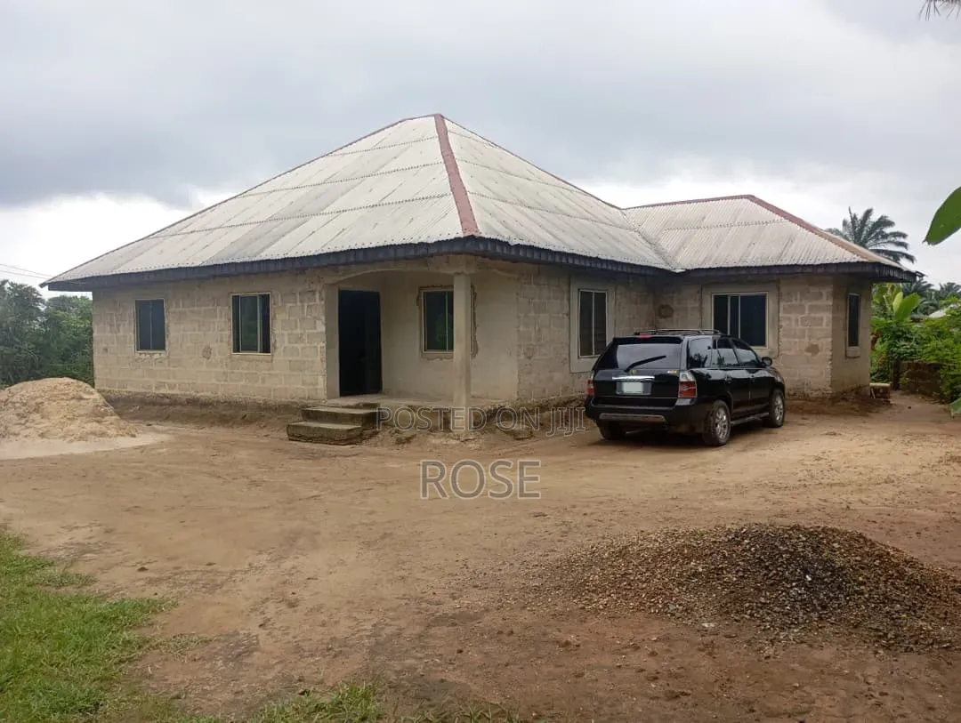 3bdrm Bungalow in Oron Road, Uyo for sale in Uyo