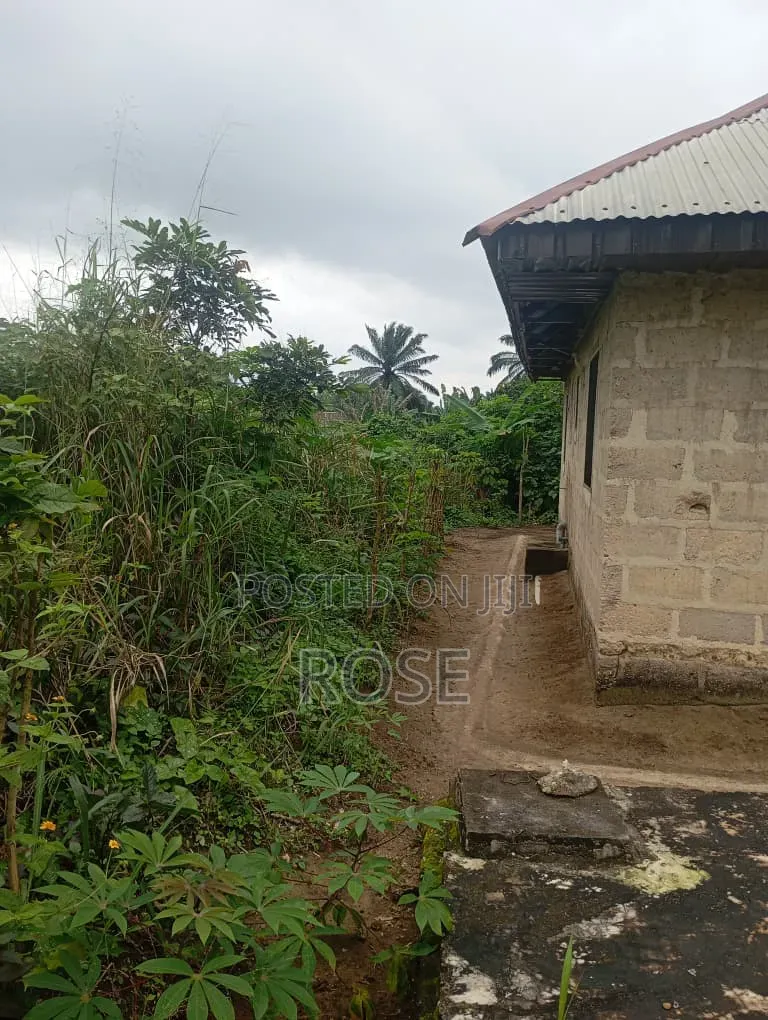 3bdrm Bungalow in Oron Road, Uyo for sale in Uyo