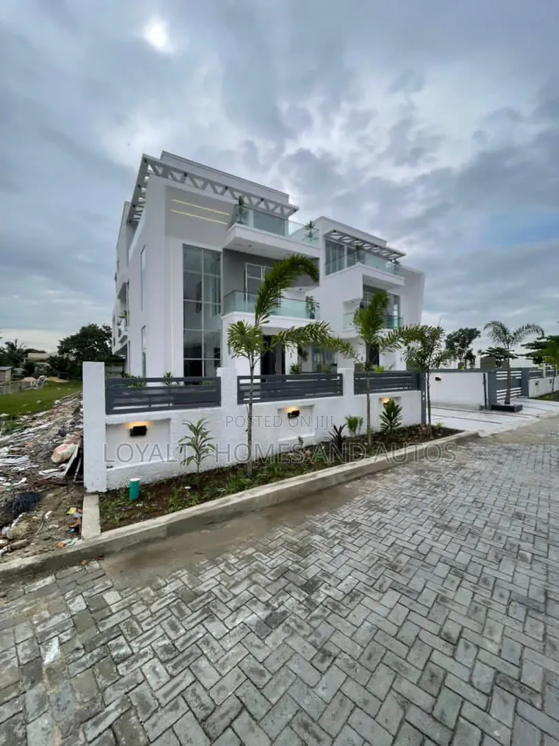 5bdrm House in Osapa london for sale in Osapa london