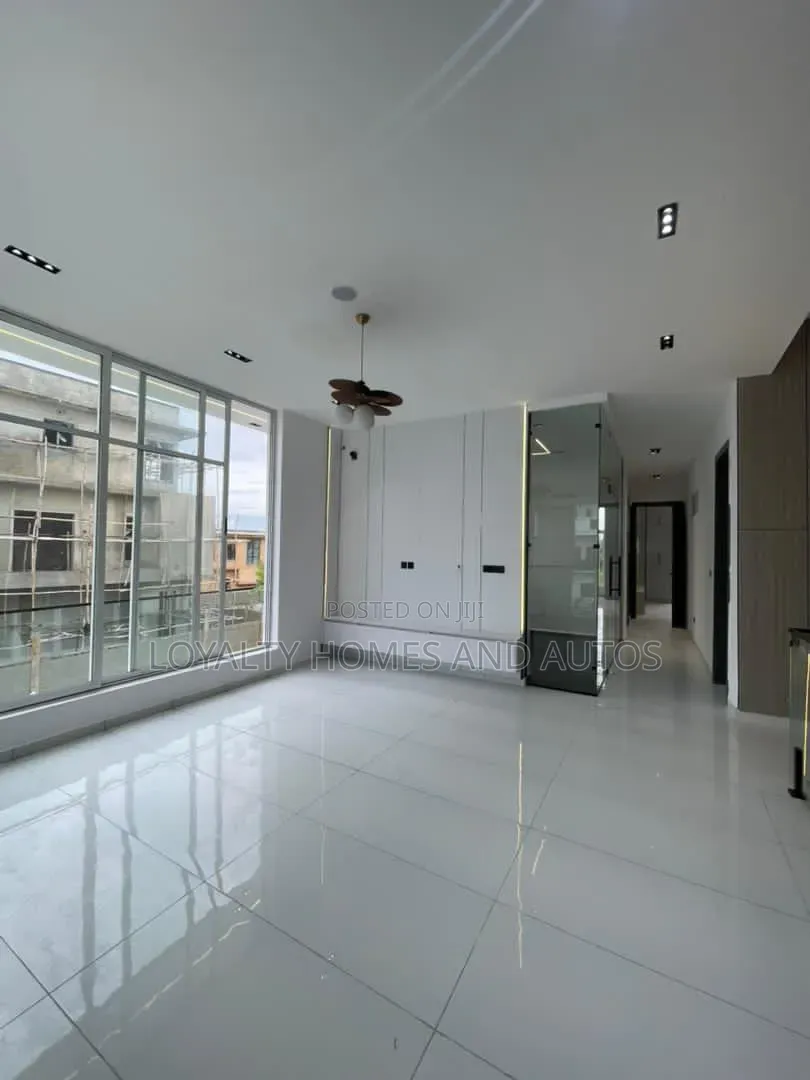 5bdrm House in Osapa london for sale in Osapa london