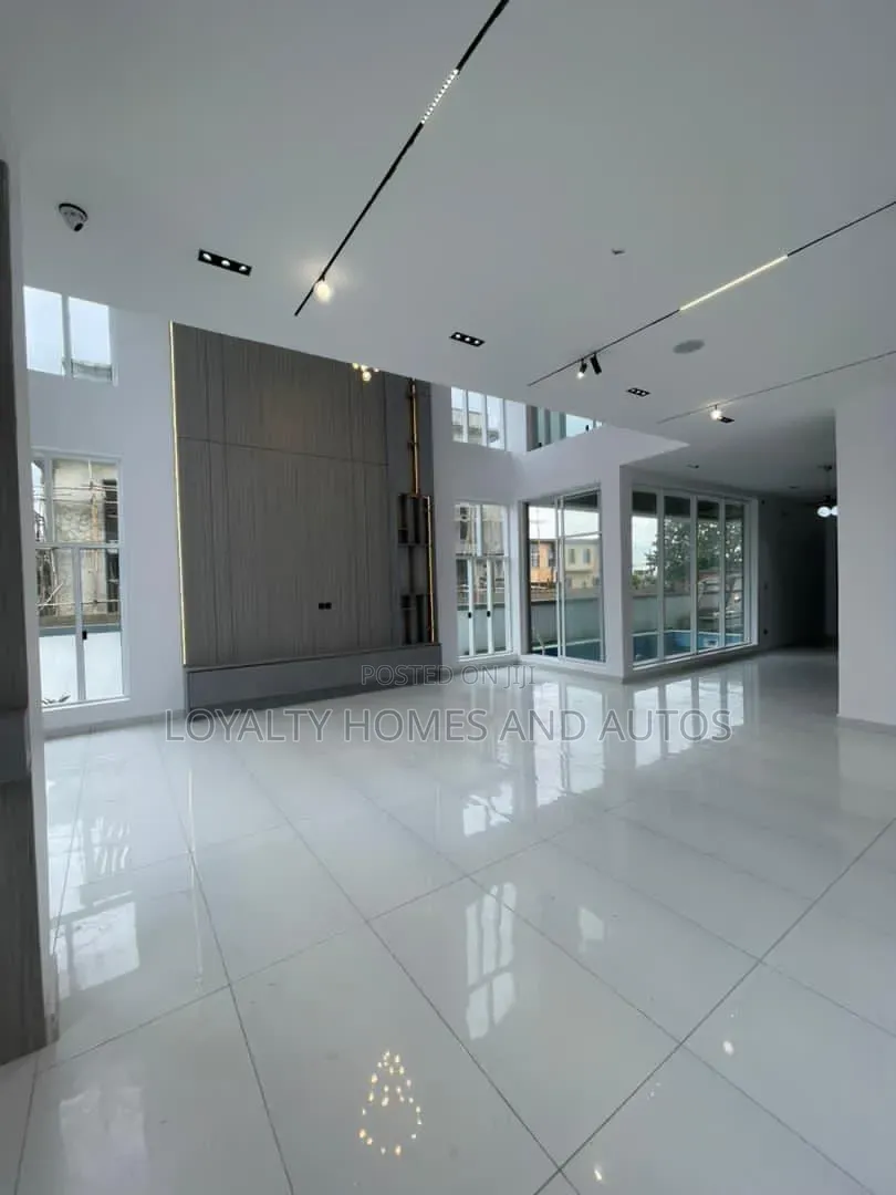 5bdrm House in Osapa london for sale in Osapa london