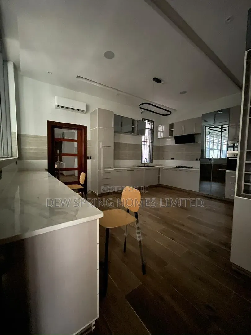 5bdrm Mansion in Off Banana Island for sale in Banana Island