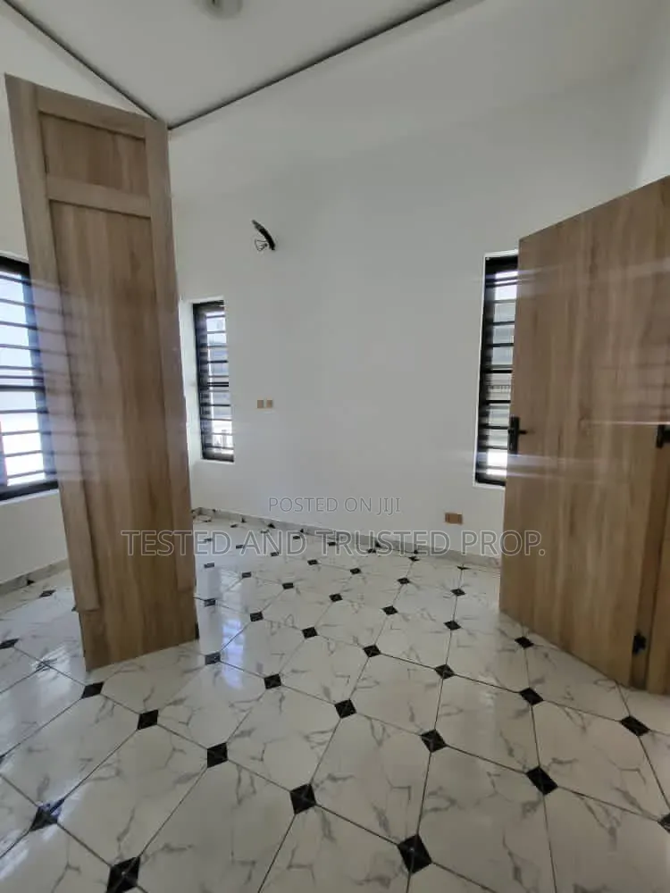 4bdrm Duplex in Orchid Road, Chevron for rent in Chevron