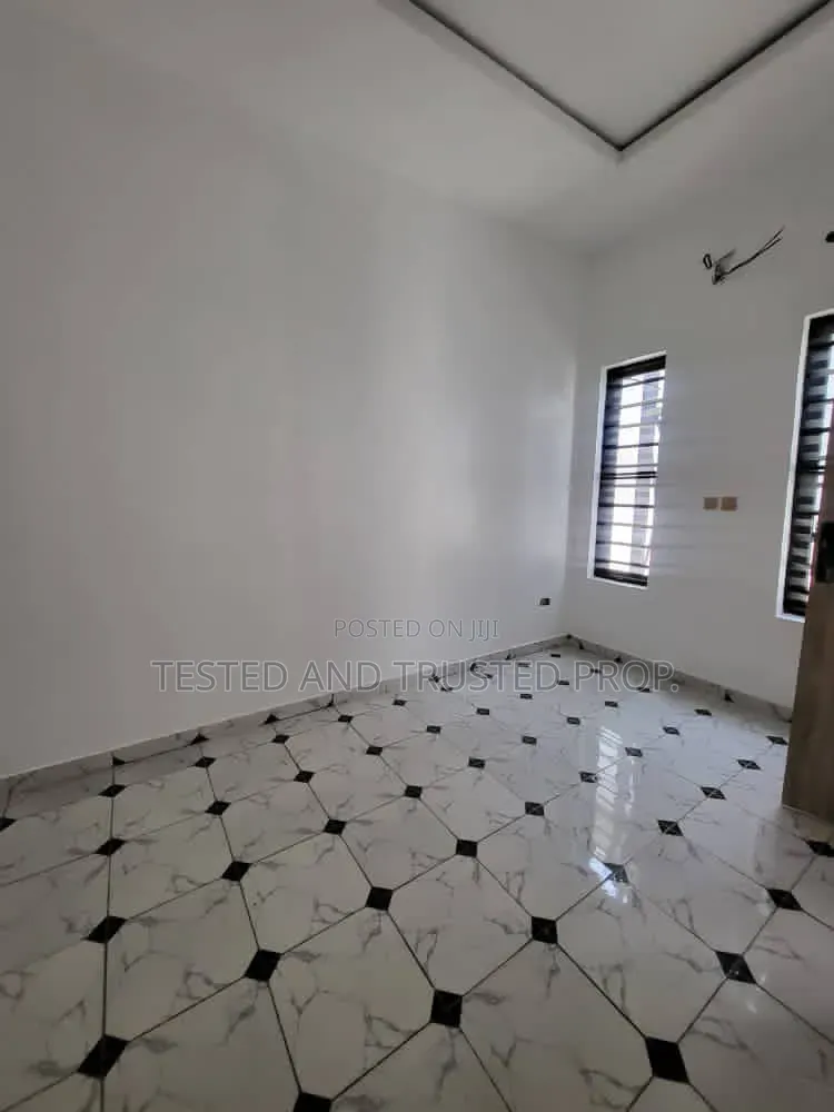 4bdrm Duplex in Orchid Road, Chevron for rent in Chevron