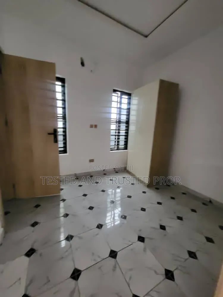 4bdrm Duplex in Orchid Road, Chevron for rent in Chevron