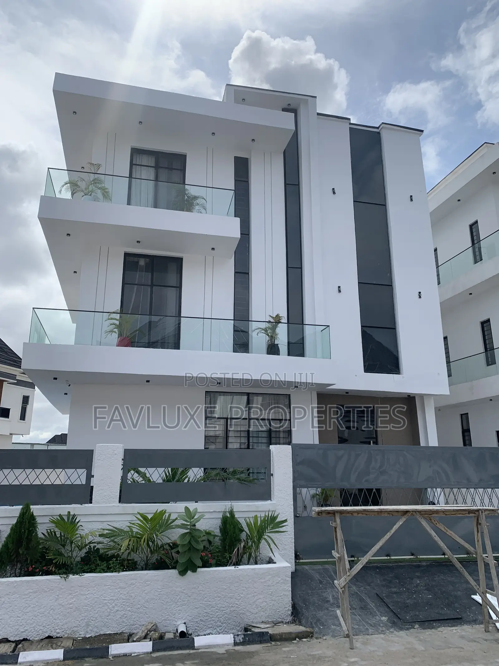 5bdrm Duplex in Royal Pine, Lekki Phase 2 for sale in Lekki Phase 2