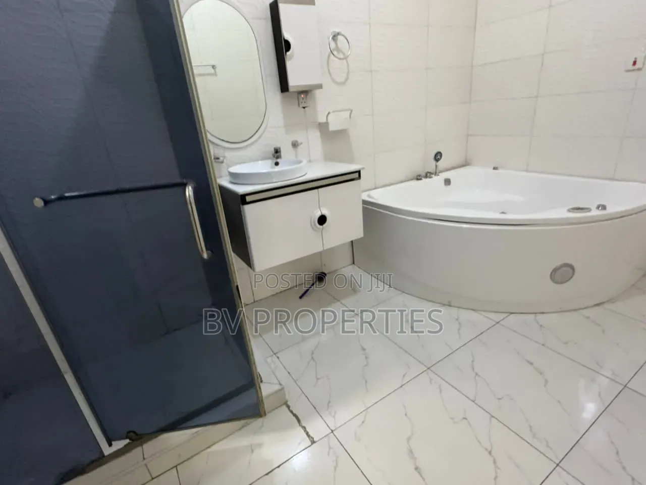 5bdrm Duplex in Chevron for rent in Chevron