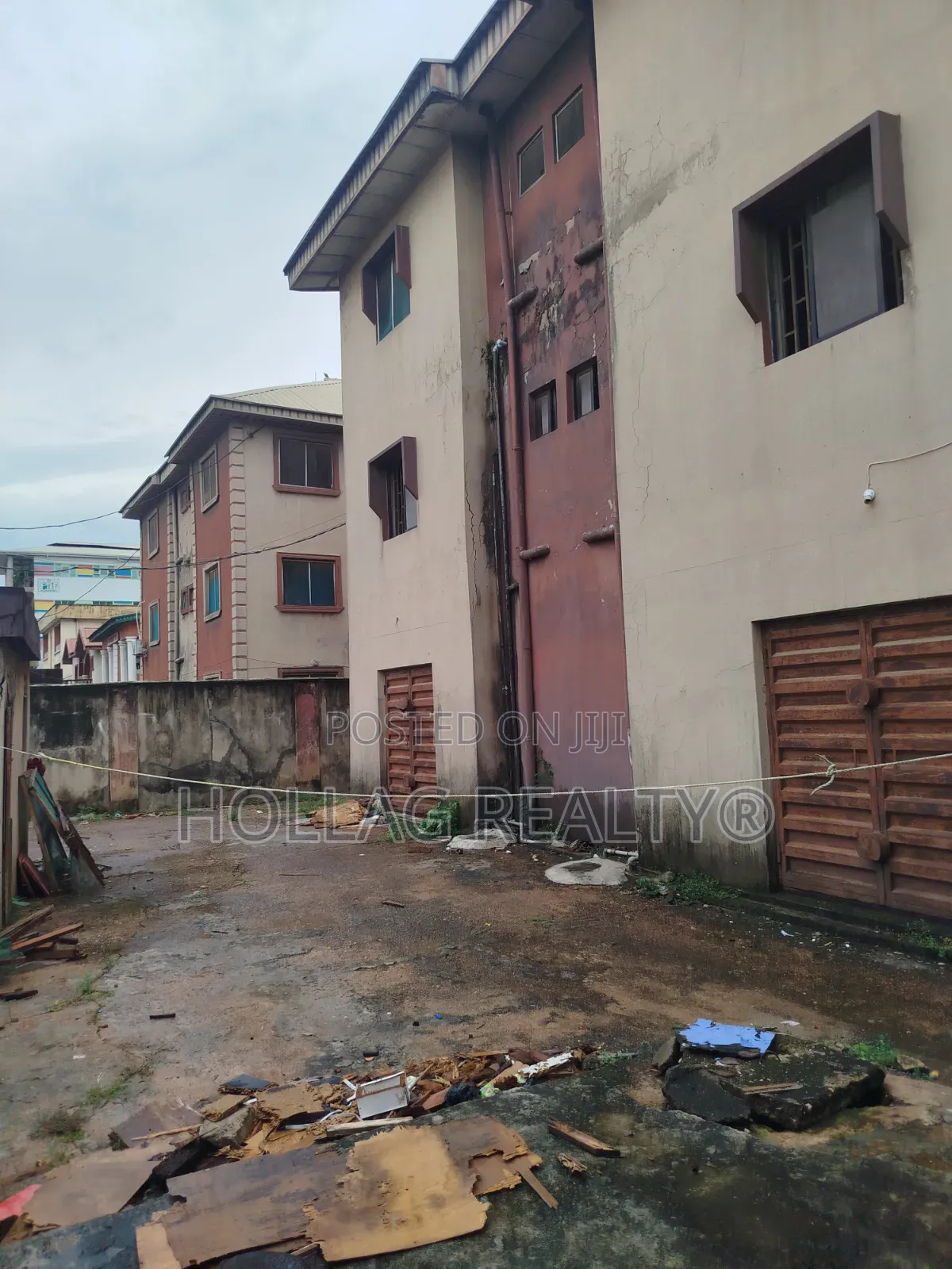 3bdrm Block of Flats in Okota for sale in Okota