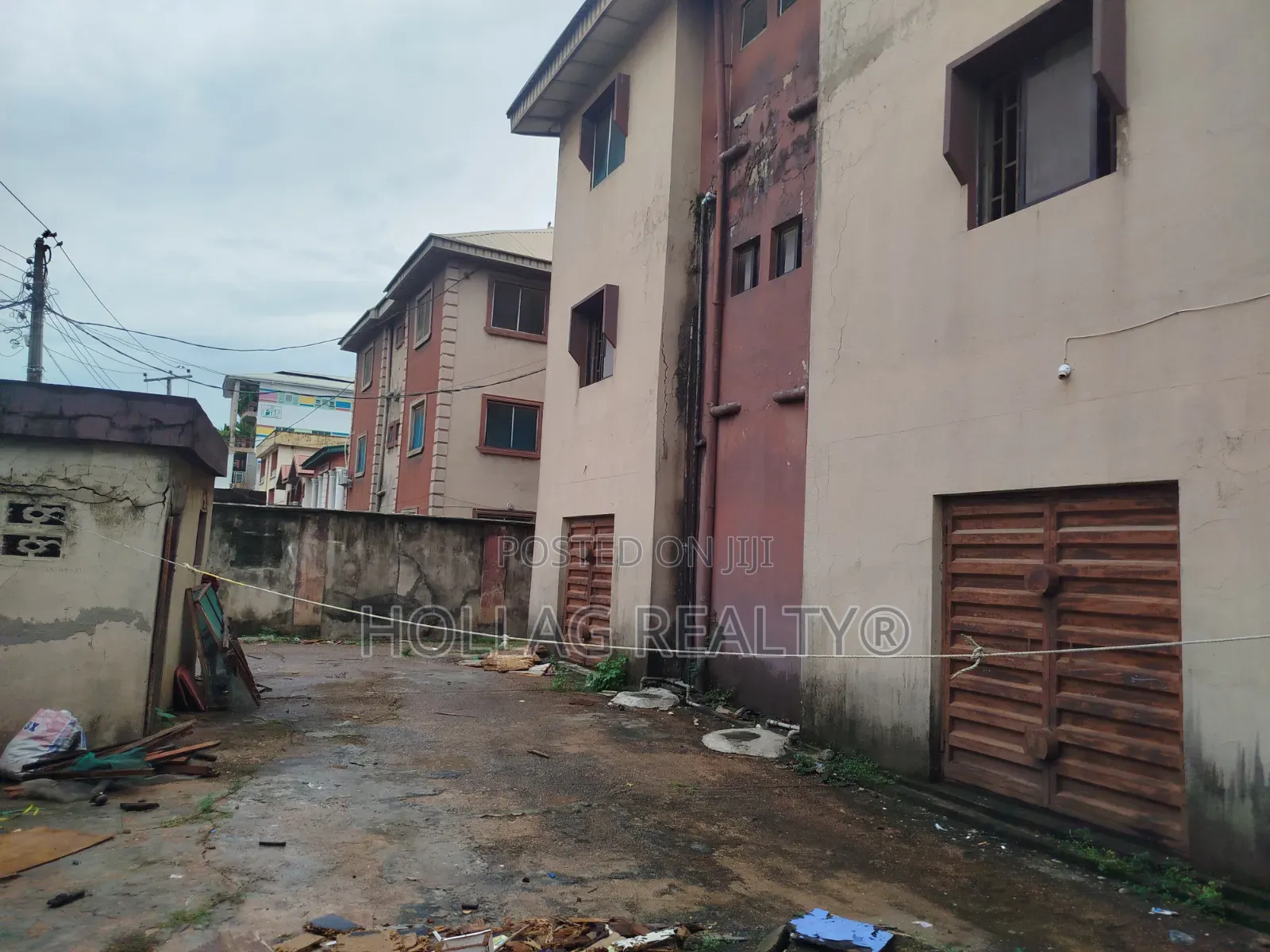 3bdrm Block of Flats in Okota for sale in Okota