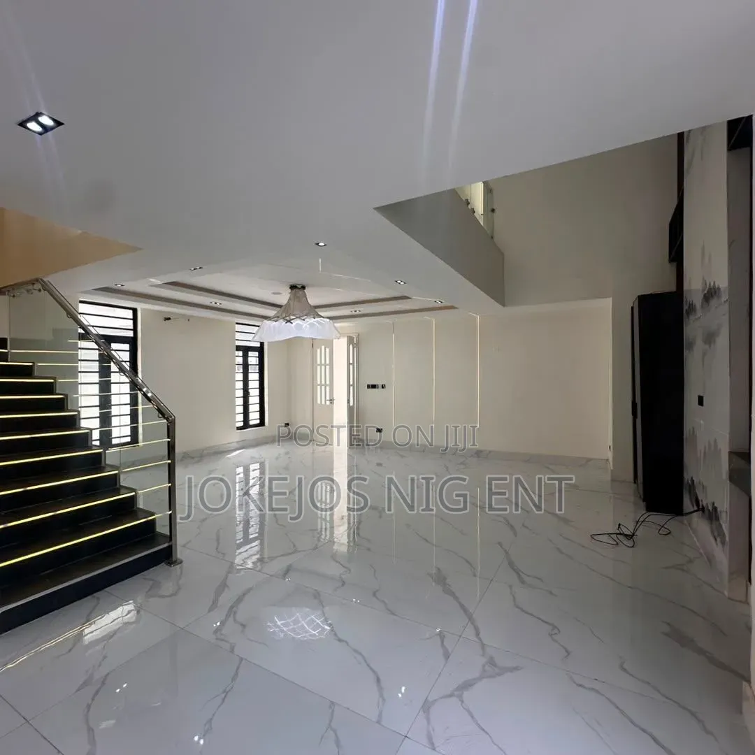 5bdrm Duplex in Lekki Phase 1 for sale in Lekki Phase 1