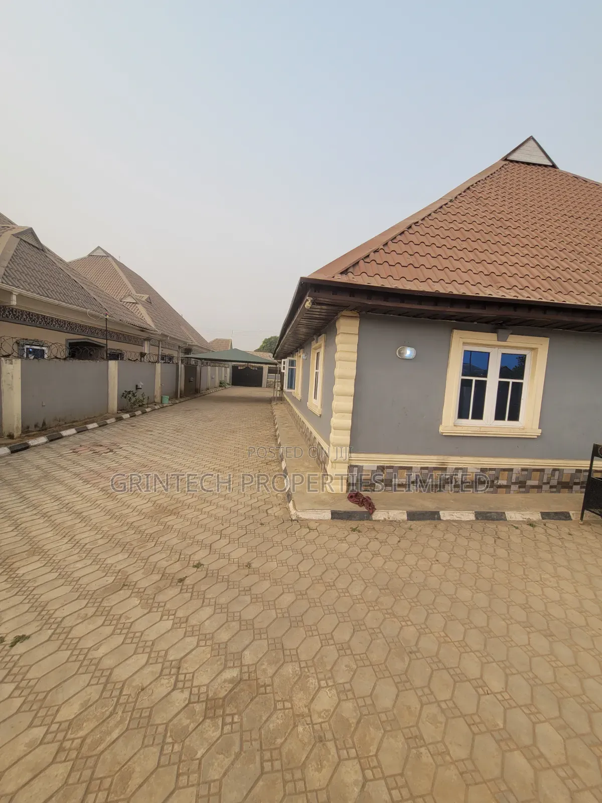 4bdrm Bungalow in Ita Sanni, Ikorodu Garage for rent in Ikorodu Garage