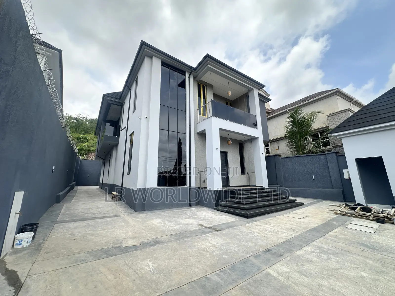 5bdrm Duplex in Apo Resettlement for sale in Apo Resettlement