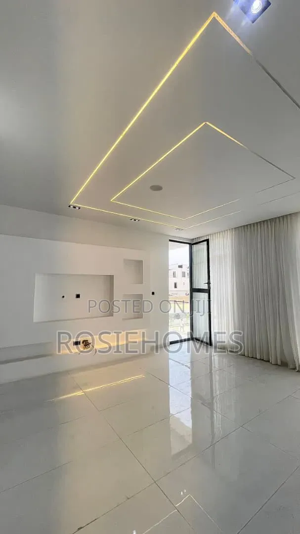 5bdrm Duplex in Chevron for sale in Chevron
