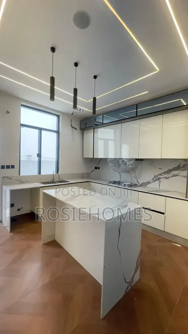 5bdrm Duplex in Chevron for sale in Chevron