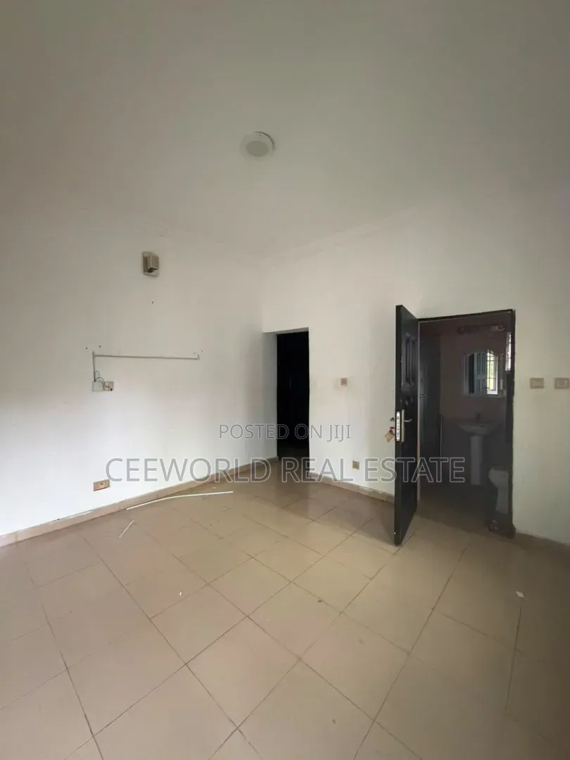 3bdrm Apartment in Kolapo Ishola Gra, Akobo for rent in Akobo