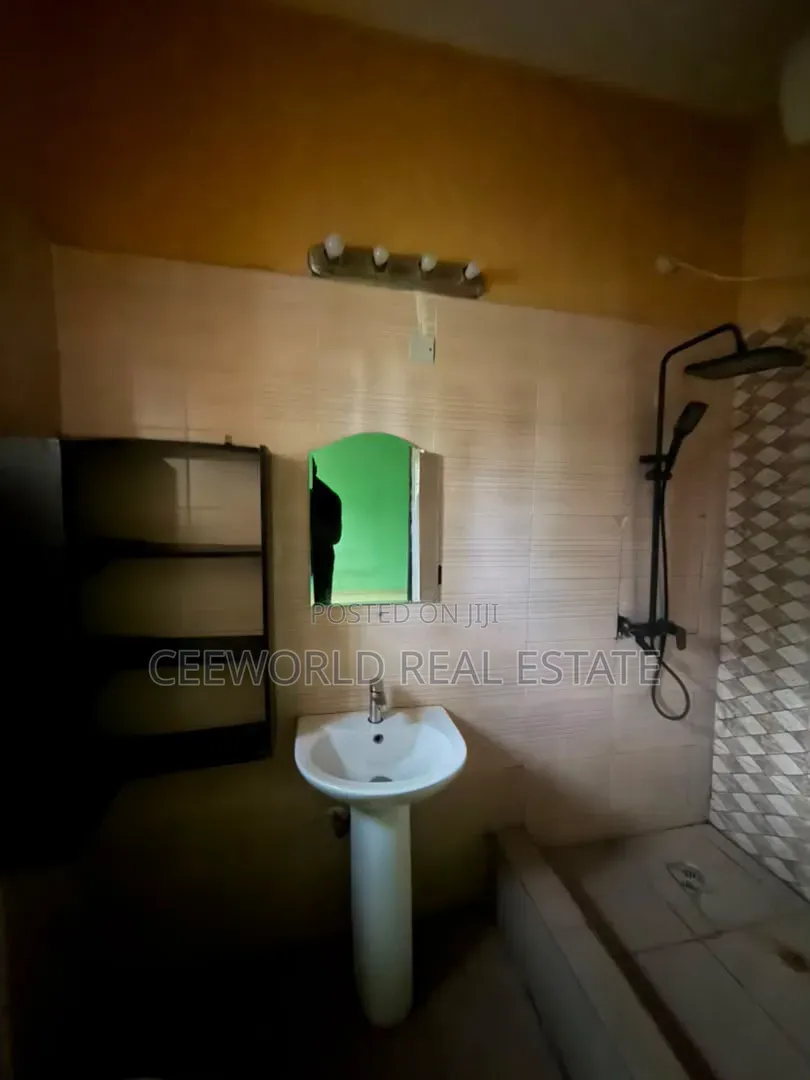 3bdrm Apartment in Kolapo Ishola Gra, Akobo for rent in Akobo