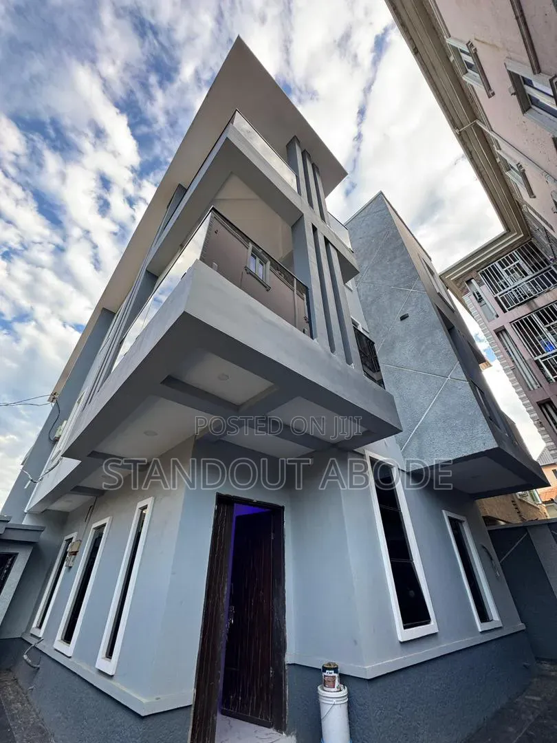 4bdrm Duplex in In An Estate, Ebute Metta for sale in Ebute Metta