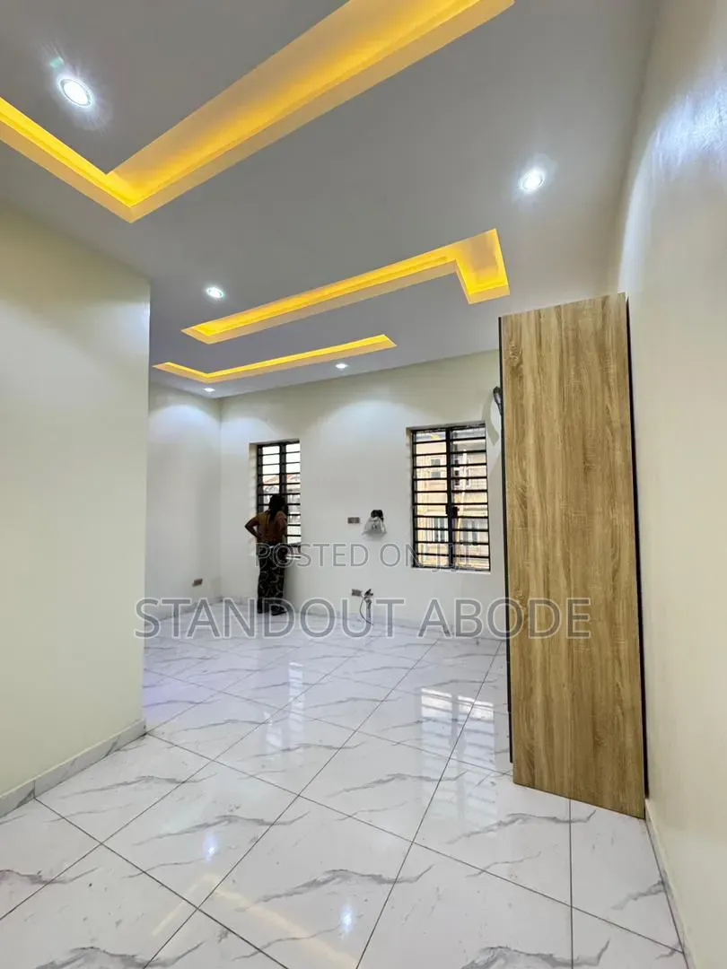 4bdrm Duplex in In An Estate, Ebute Metta for sale in Ebute Metta
