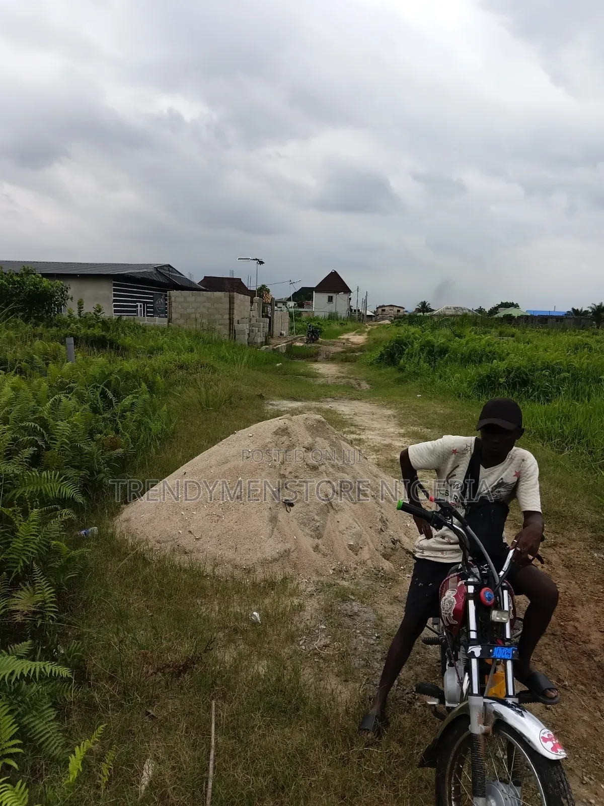 A Plot Off Ijegun-Ijagemo Express After Isheri Oshun Lagos in Ijegun