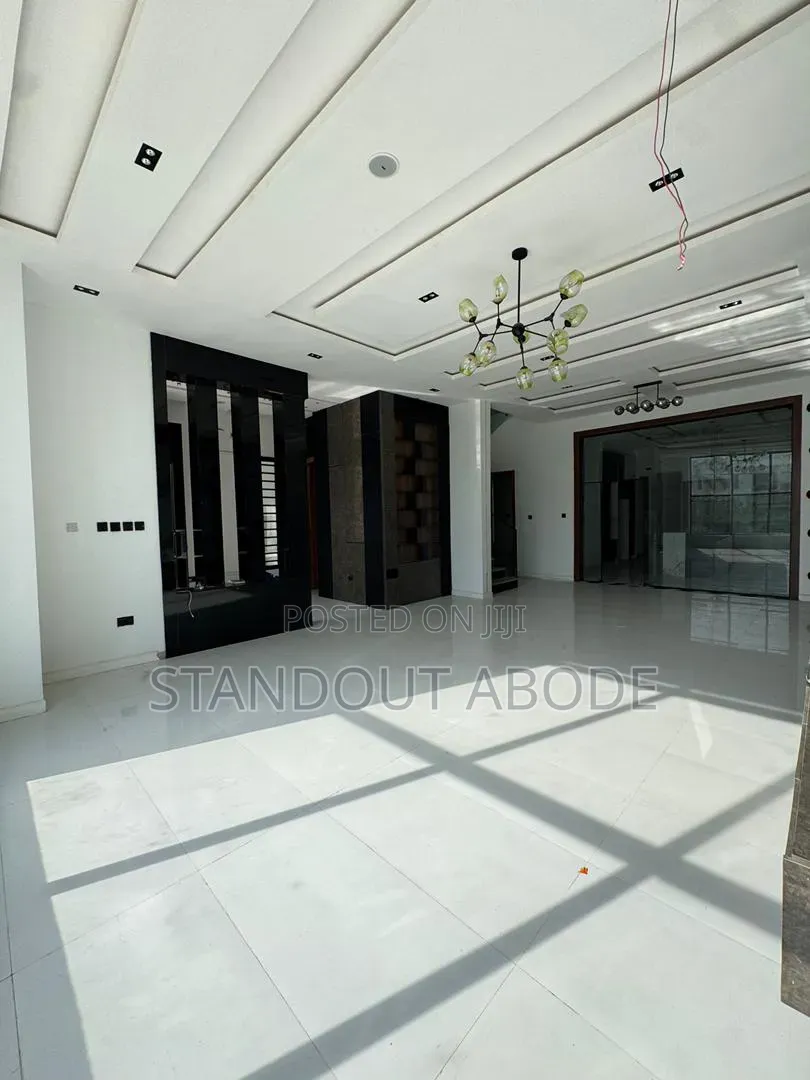 5bdrm Duplex in In An Estate, Ikota for sale in Ikota