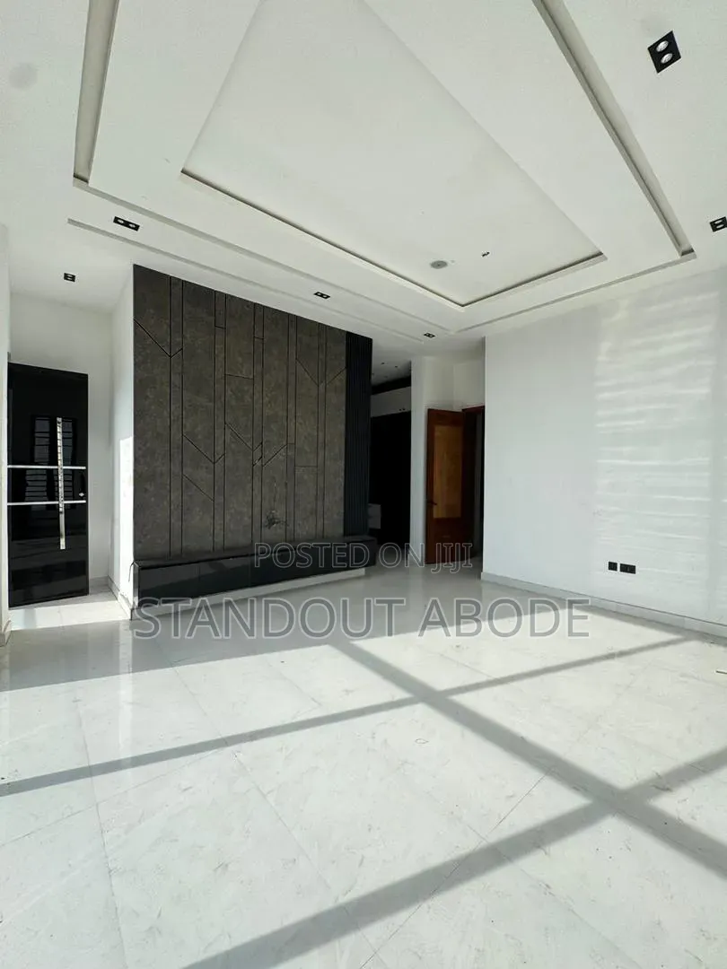 5bdrm Duplex in In An Estate, Ikota for sale in Ikota