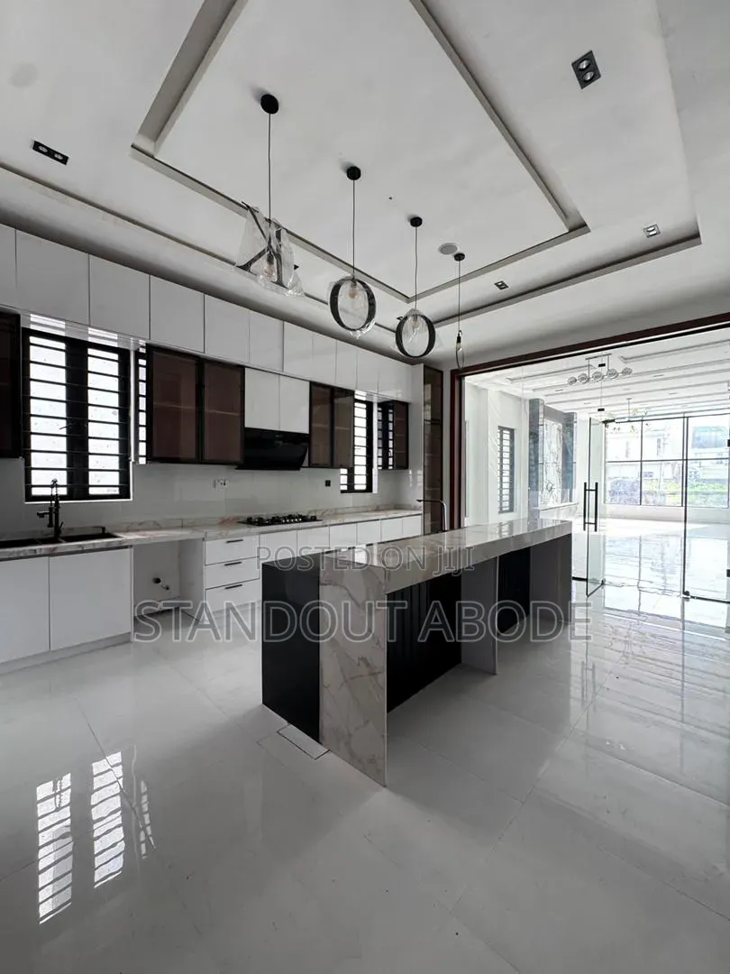 5bdrm Duplex in In An Estate, Ikota for sale in Ikota