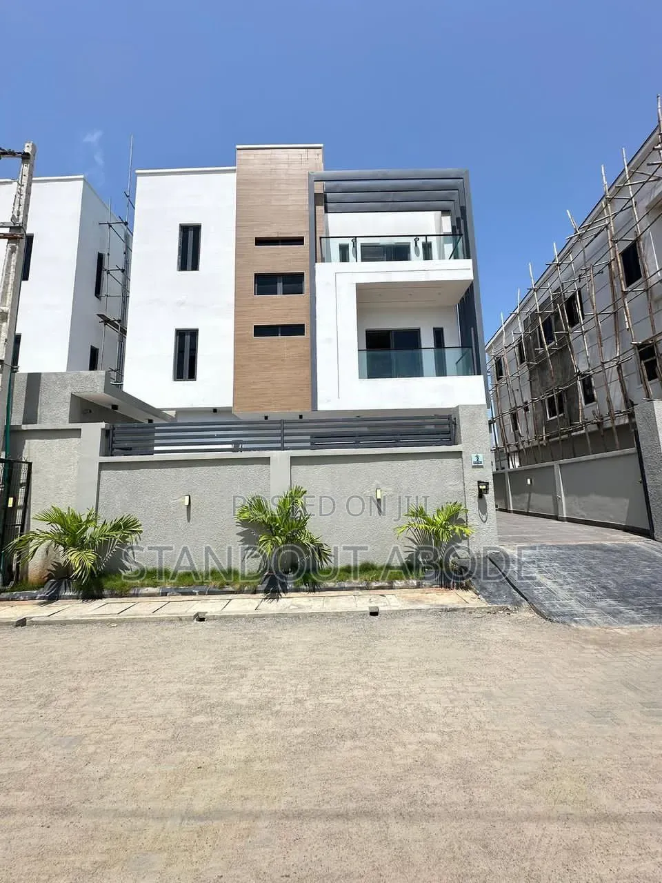 5bdrm Duplex in In An Estate, Ikate for sale in Ikate