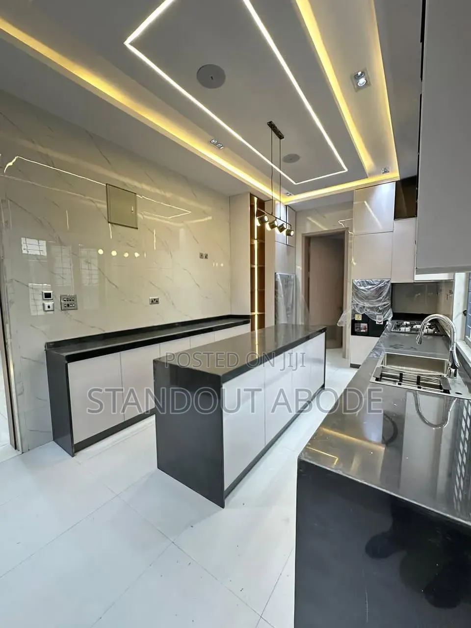 5bdrm Duplex in In An Estate, Ikate for sale in Ikate