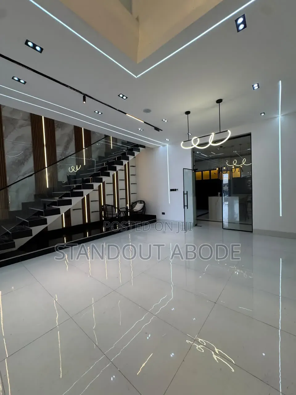 5bdrm Duplex in In An Estate for sale in Thomas Estate