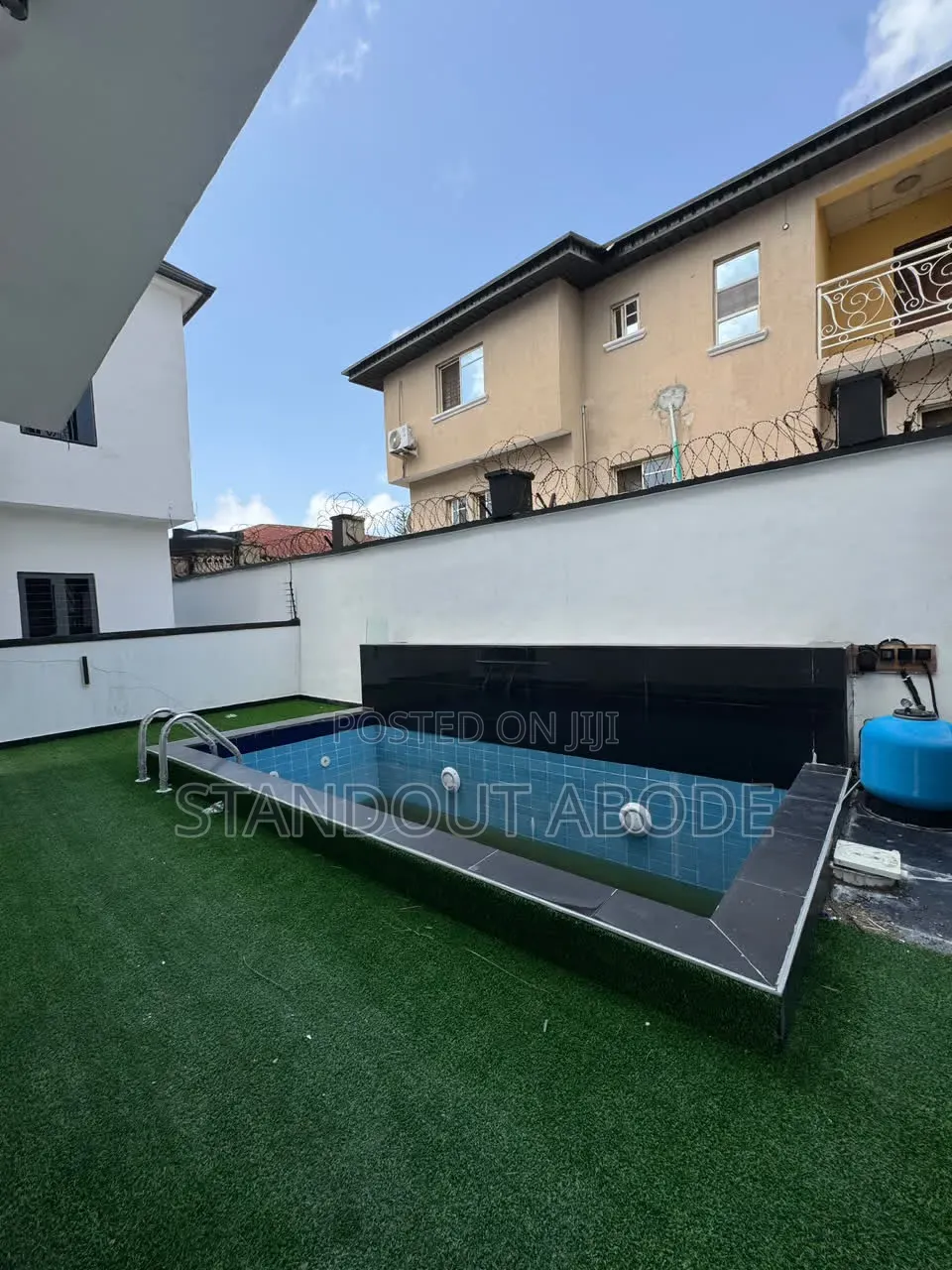 5bdrm Duplex in In An Estate for sale in Thomas Estate