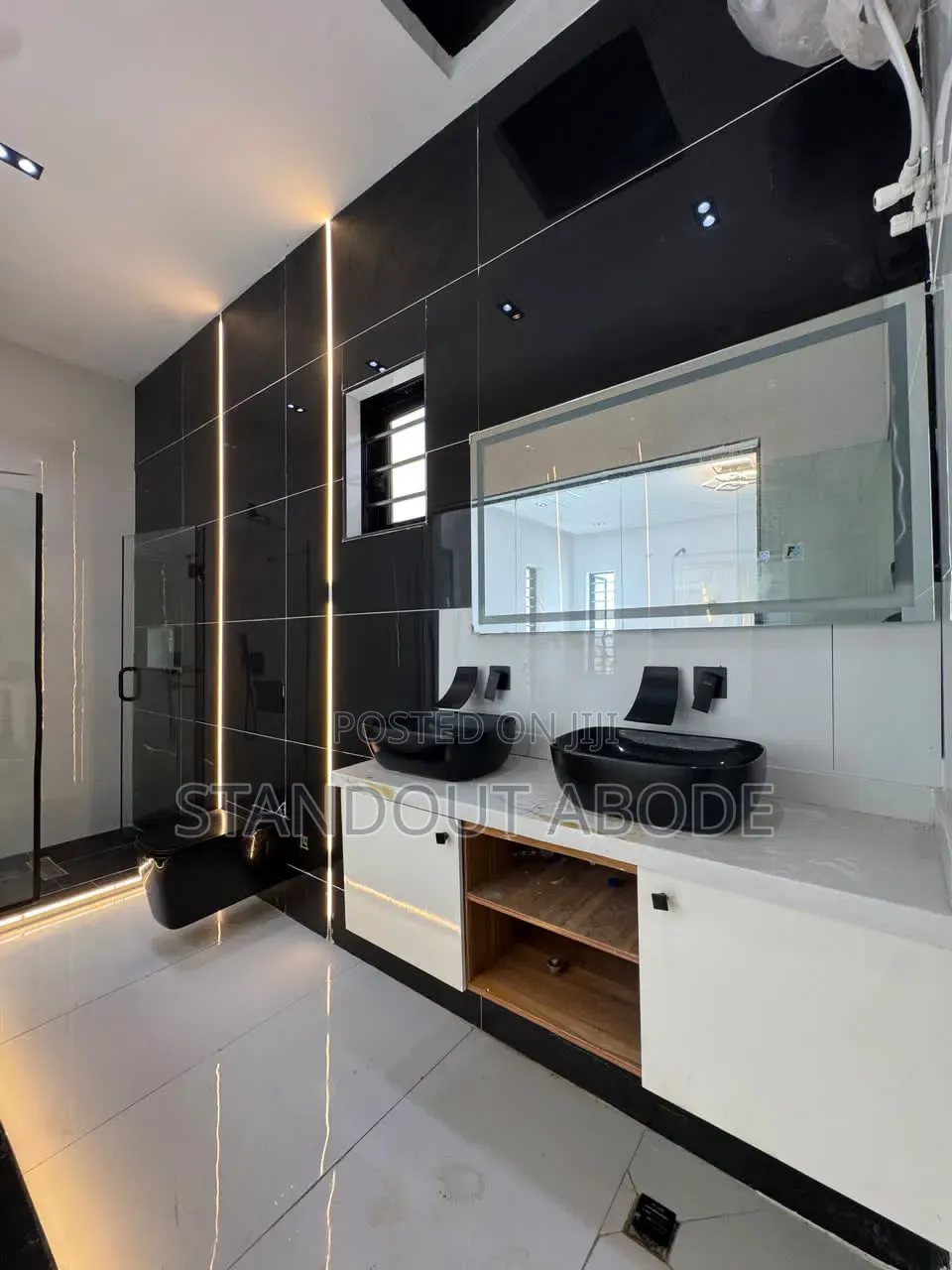 5bdrm Duplex in In An Estate for sale in Thomas Estate