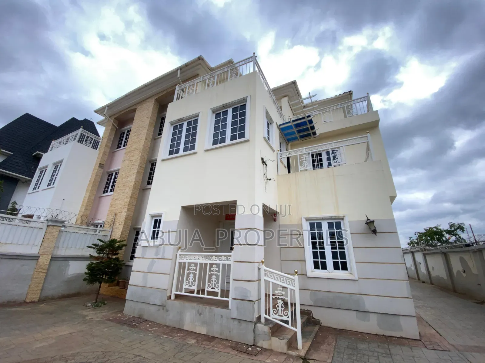 5bdrm Duplex in Wuye for sale in Wuye