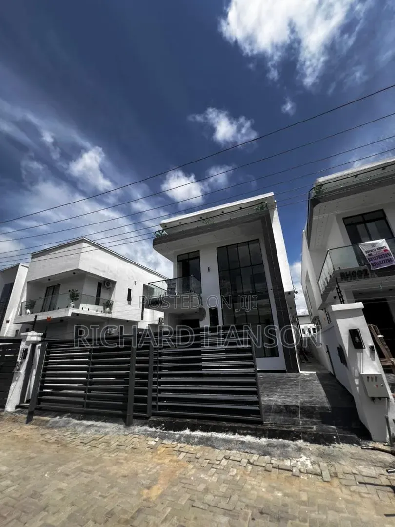 5bdrm Duplex in In Chevron for sale in Chevron