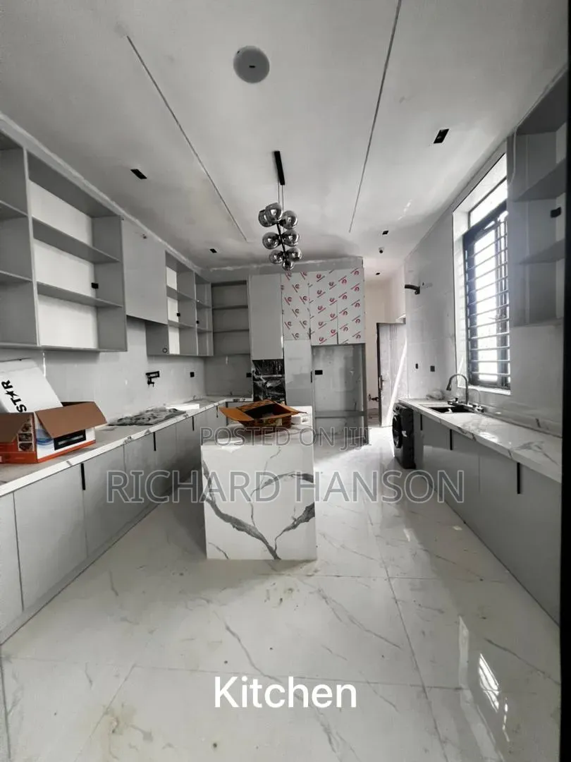 5bdrm Duplex in In Chevron for sale in Chevron