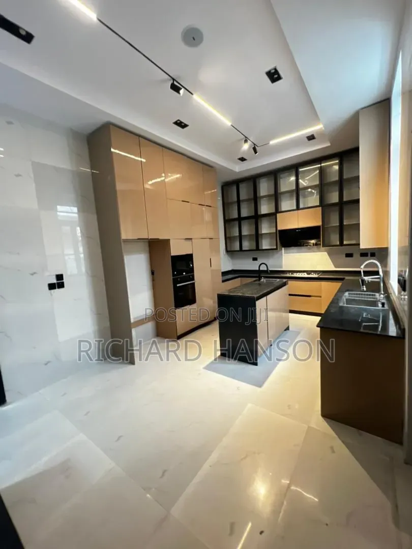 5bdrm Duplex in In Chevron for sale in Chevron
