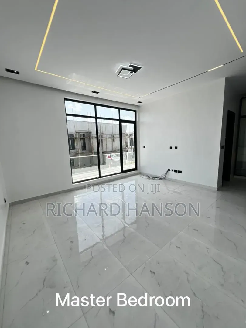 5bdrm Duplex in In Chevron for sale in Chevron