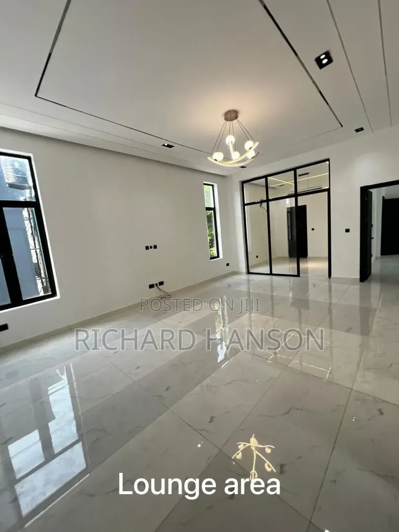 5bdrm Duplex in In Chevron for sale in Chevron