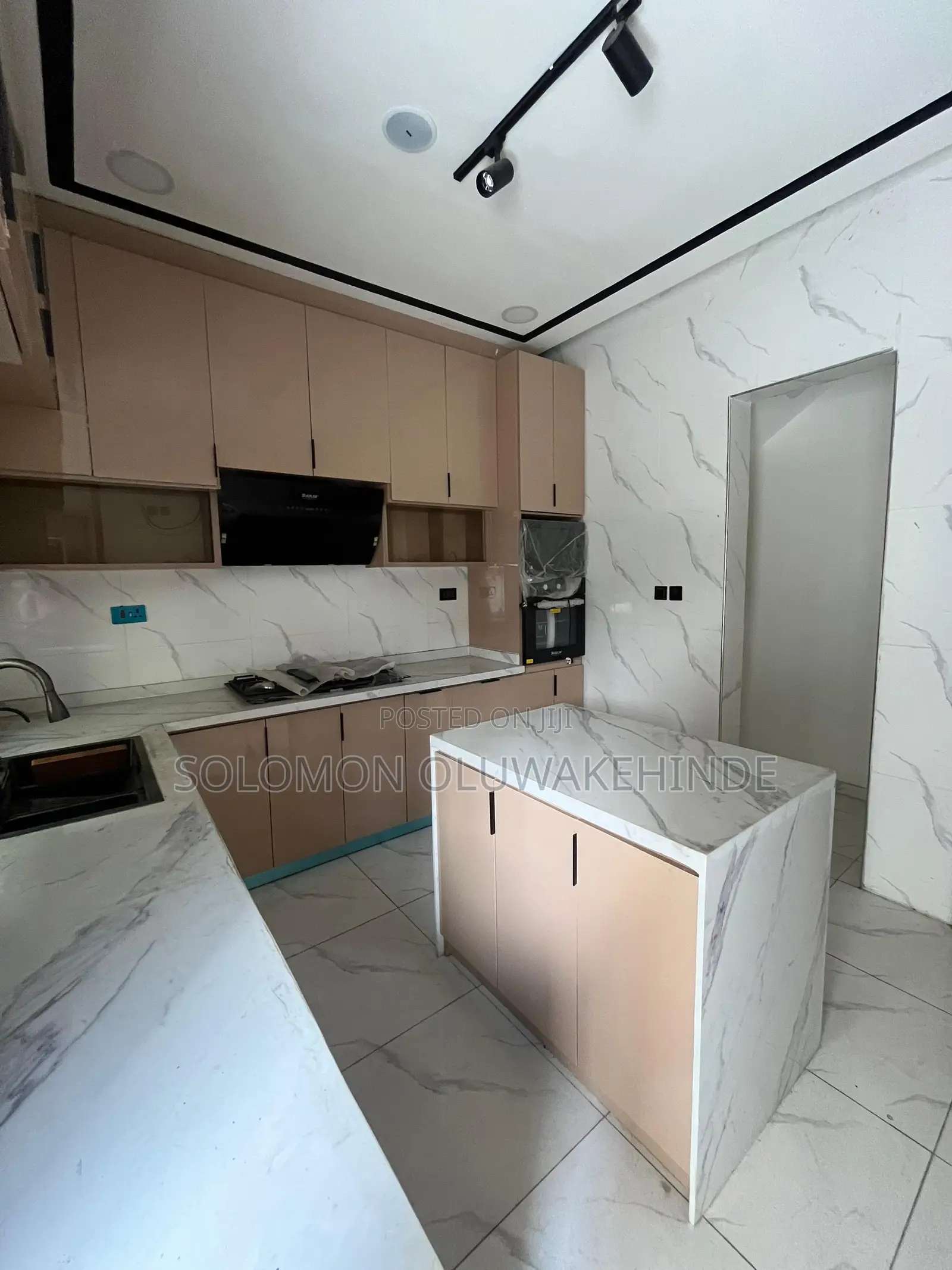 4bdrm Duplex in Chevron for sale in Chevron