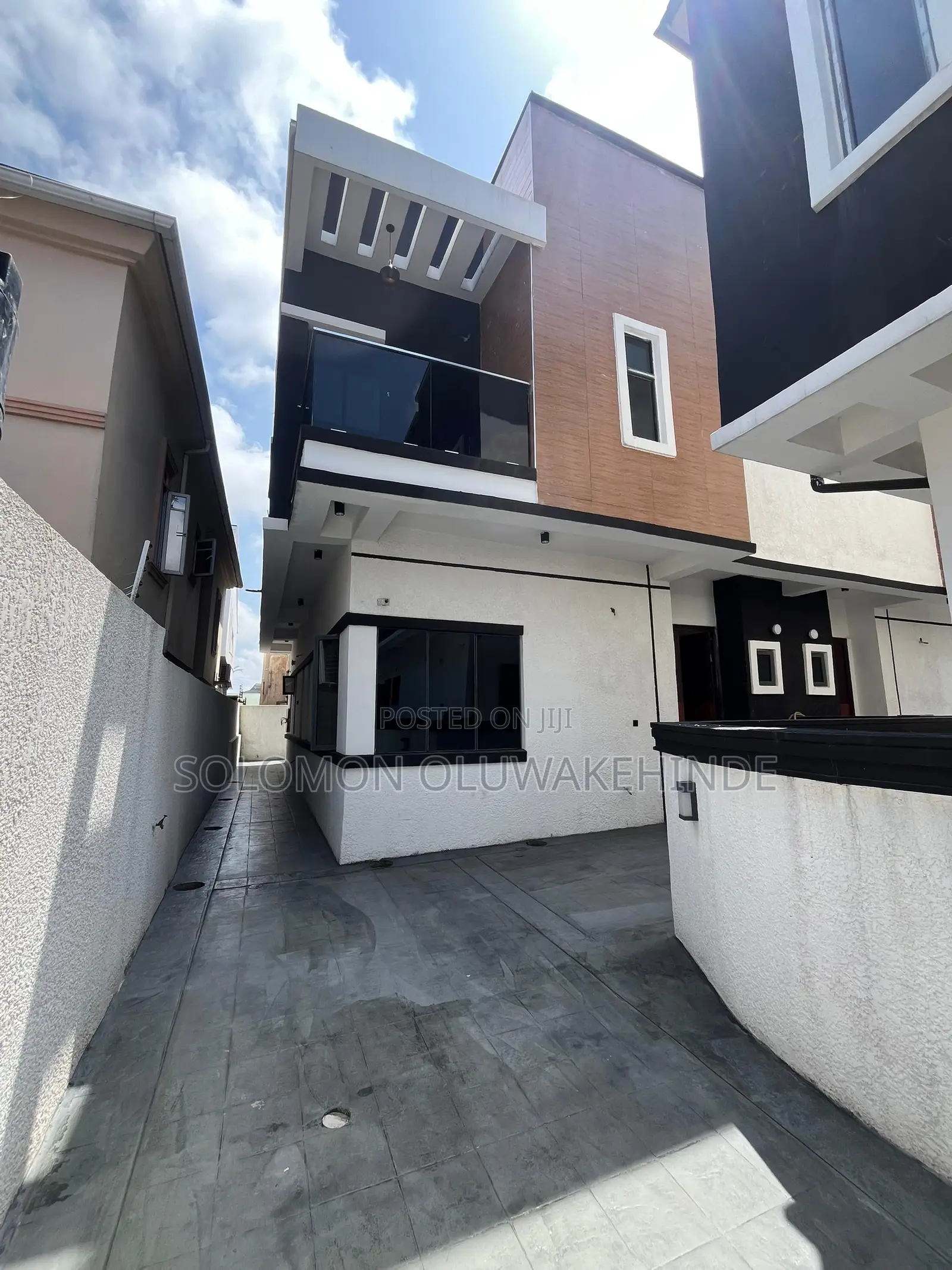 4bdrm Duplex in Chevron for sale in Chevron