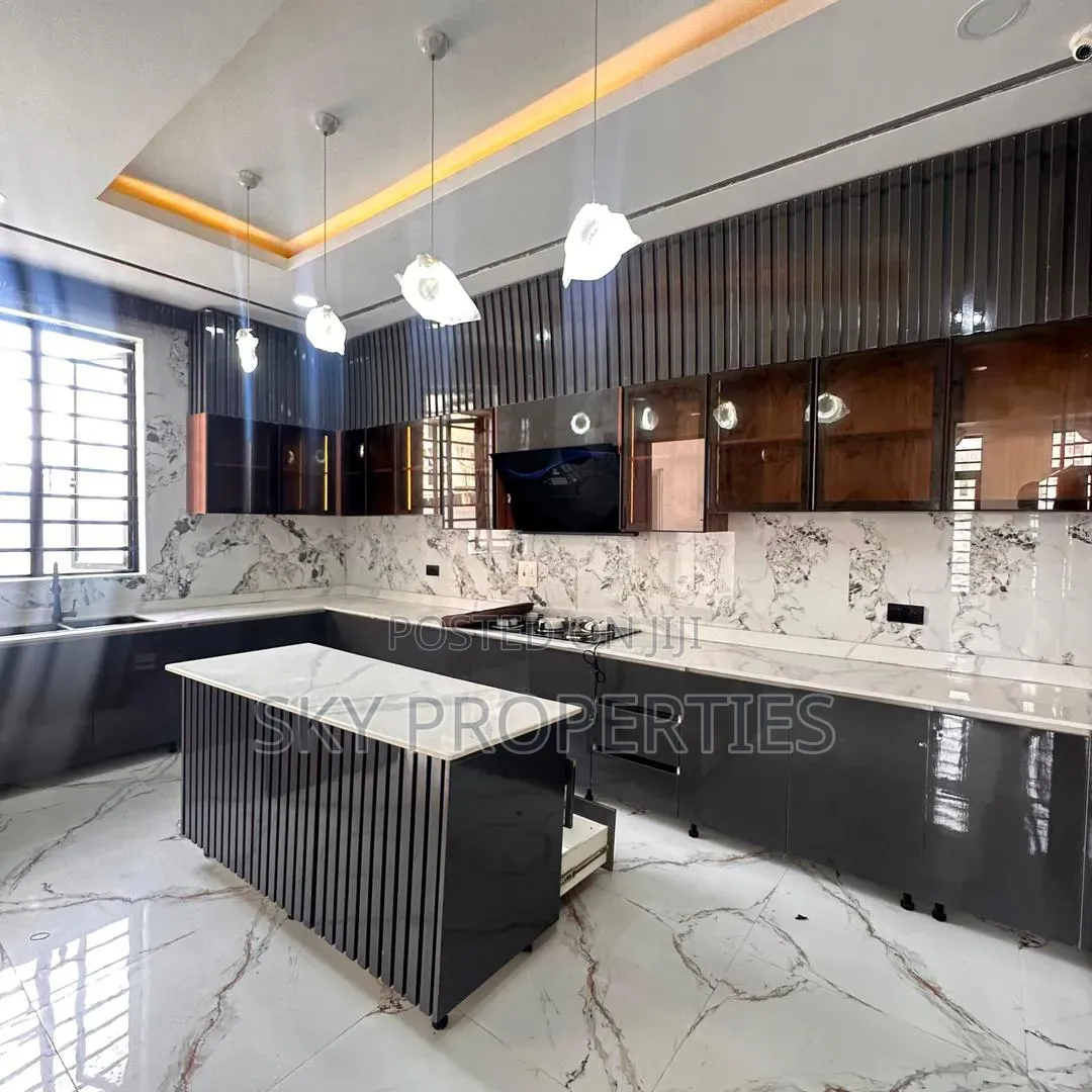 5bdrm Duplex in Lekki for sale in Lekki Phase 1