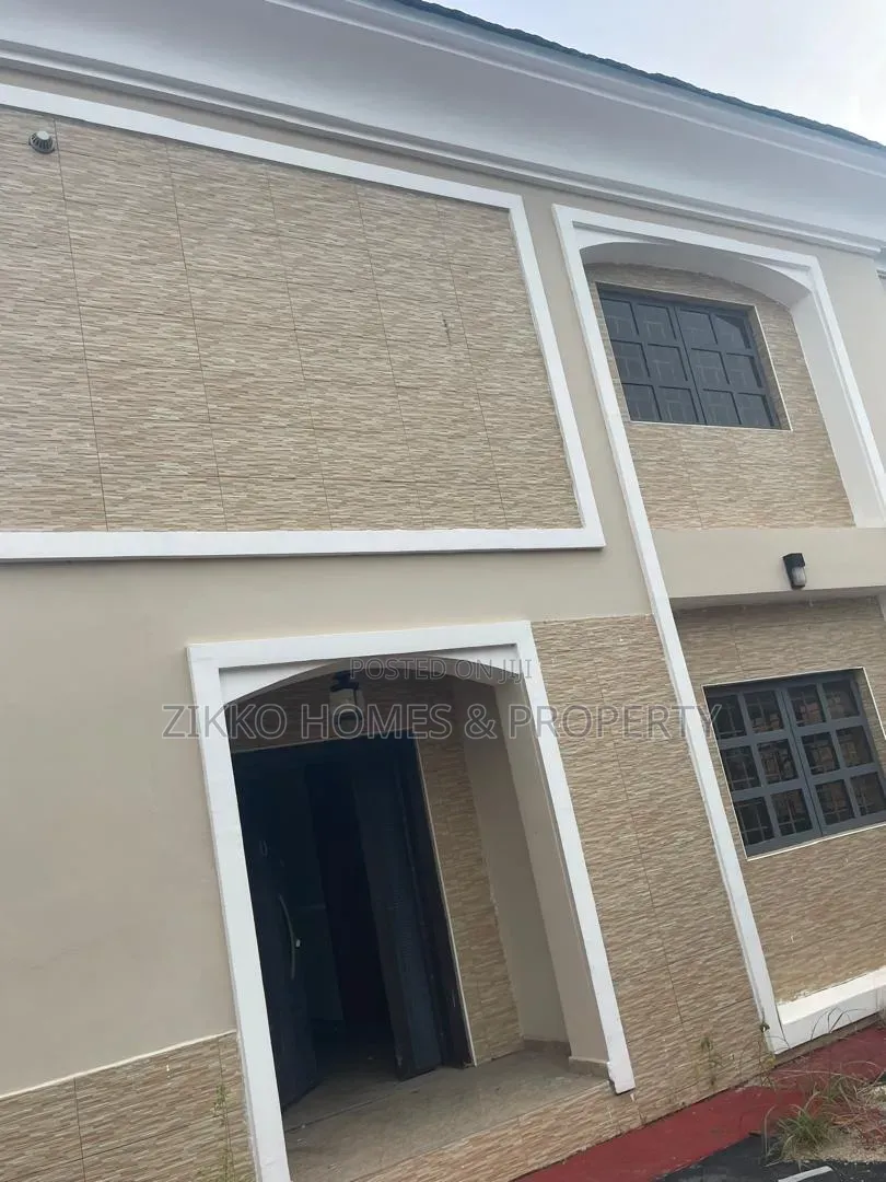 5bdrm Duplex in Carlton Gate, Chevron for sale in Chevron