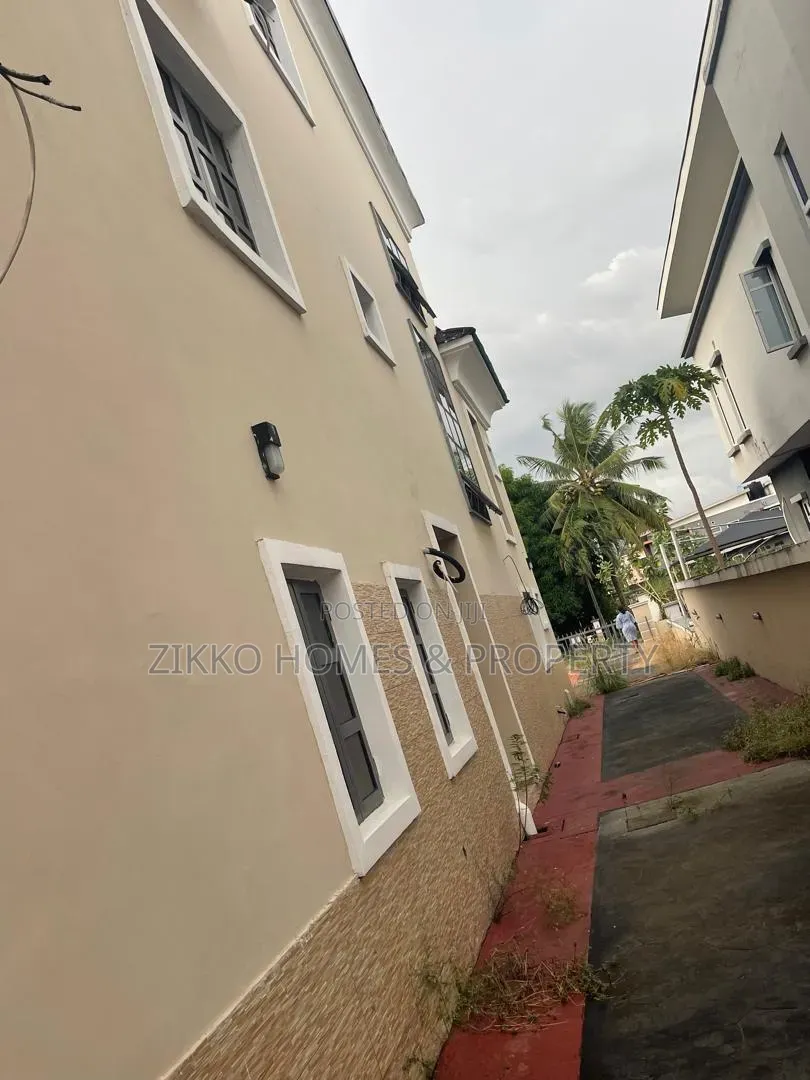 5bdrm Duplex in Carlton Gate, Chevron for sale in Chevron